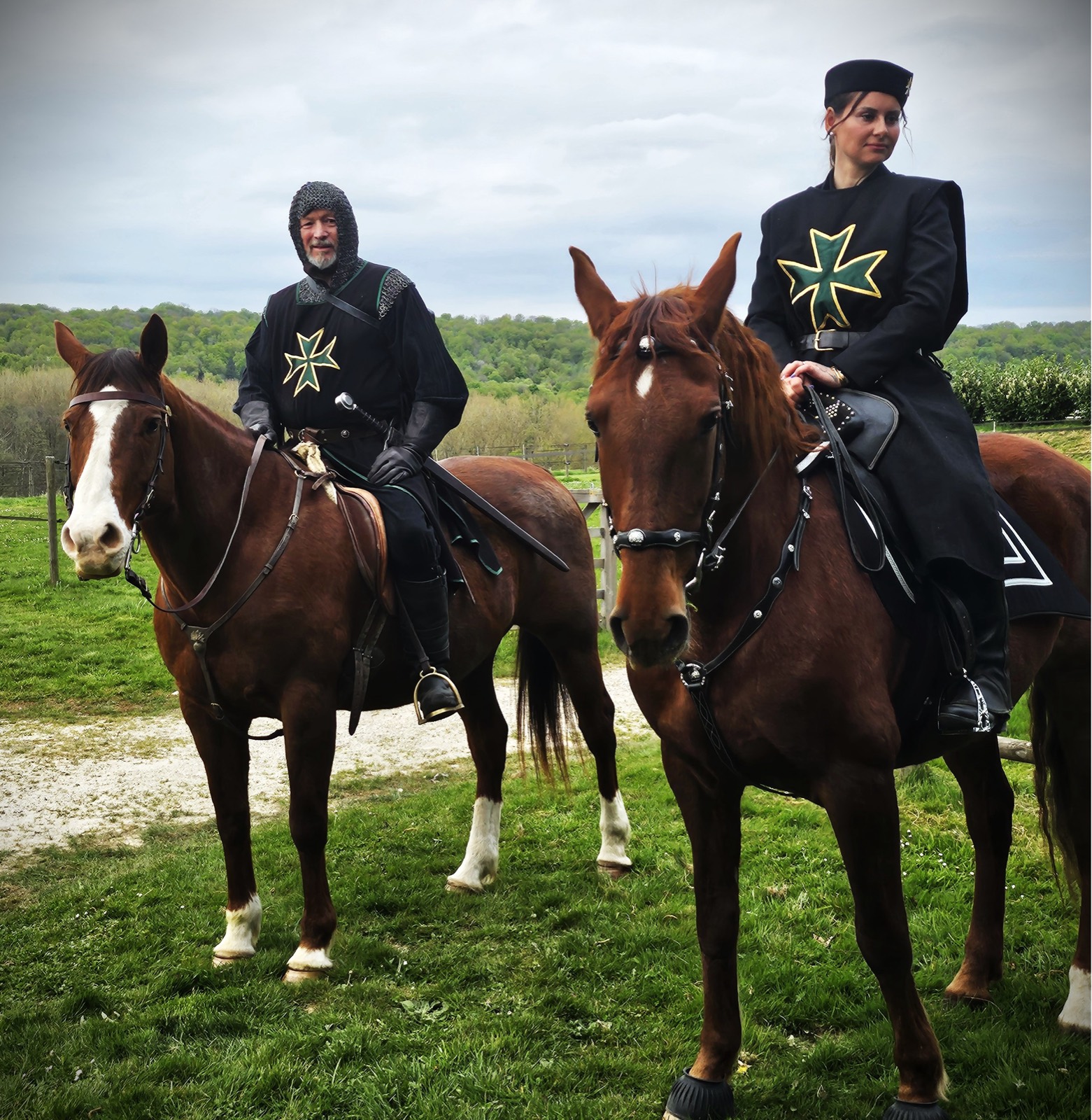 Deux cavaliers de l'Ordre de Saint-Lazare, en tenue noire frappée de la croix verte à huit pointes