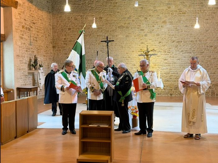 Remise de l'étendard lors de la cession statutaire de la commanderie de Niort, monastère de Prailles, 30 mai 2026
