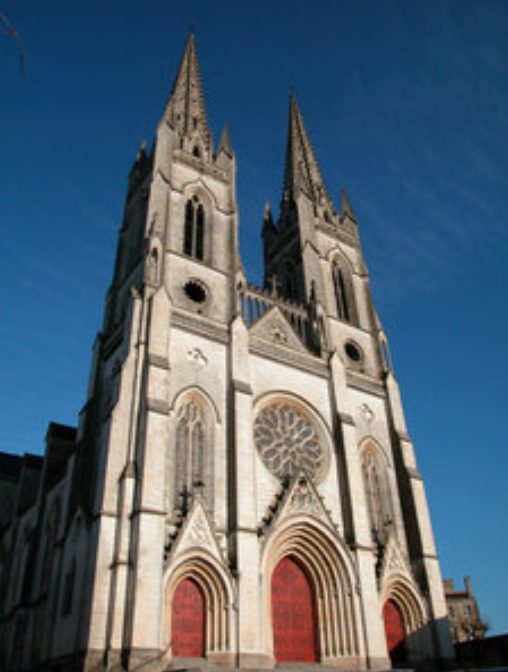 Façade de l'église Saint-André de Niort, ses deux flèches gothiques et sa rosace